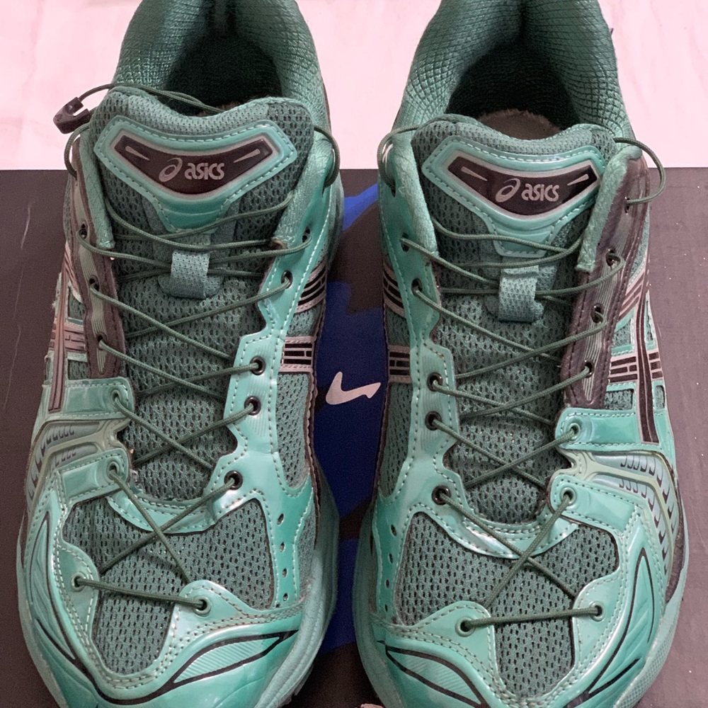 O ASICS Men Sneakers used size 10 green and black
